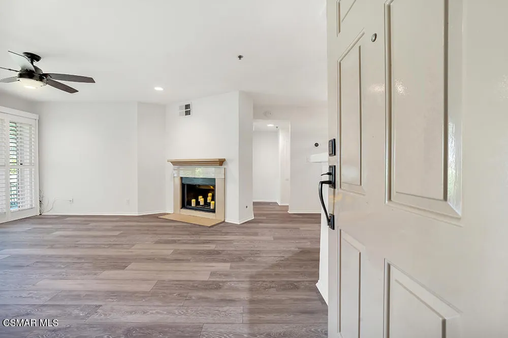 653 Oak Run Trail #109 Oak Park, CA 91377