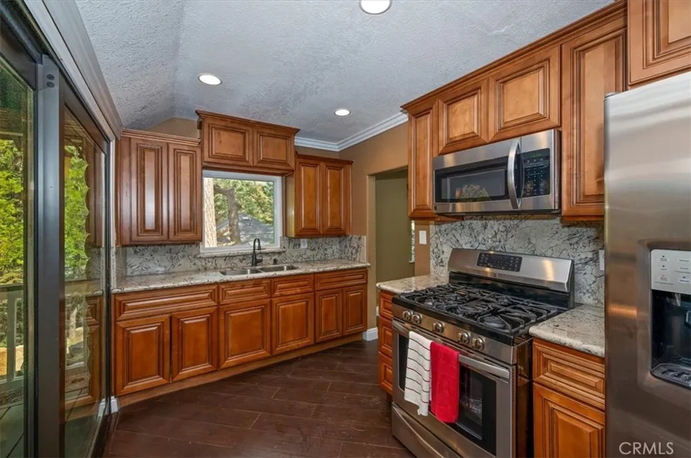 27297 Little Bear Blue Jay, CA 92317
