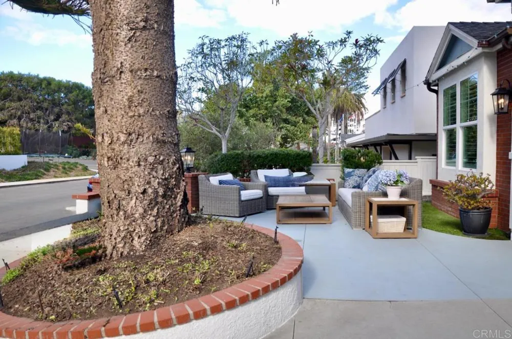 212 Helix Avenue Solana Beach, CA 92075