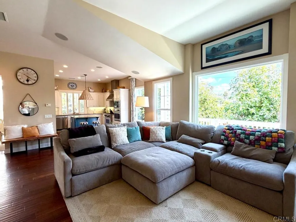 212 Helix Avenue Solana Beach, CA 92075