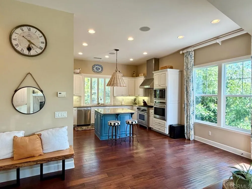 212 Helix Avenue Solana Beach, CA 92075