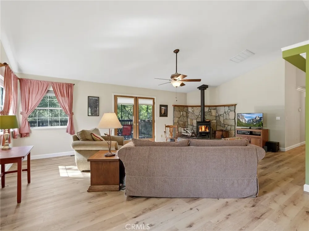 37927 China Creek Oakhurst, CA 93644