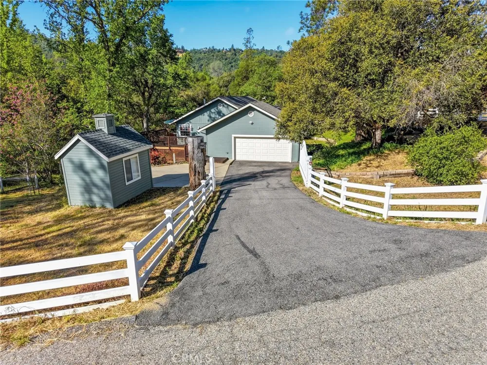 37927 China Creek Oakhurst, CA 93644