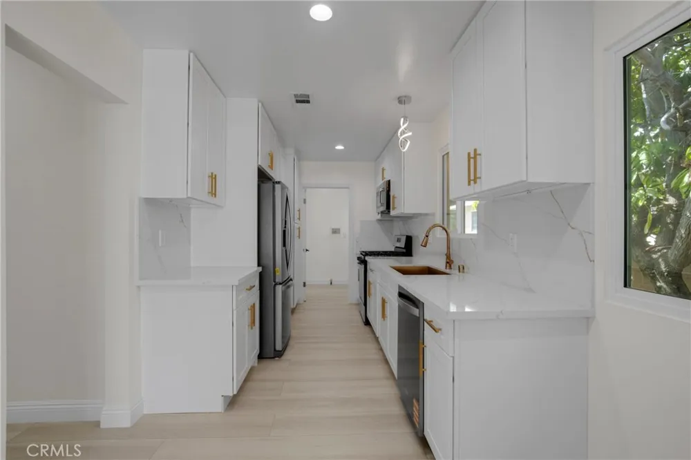 19649 Friar Tarzana, CA 91335