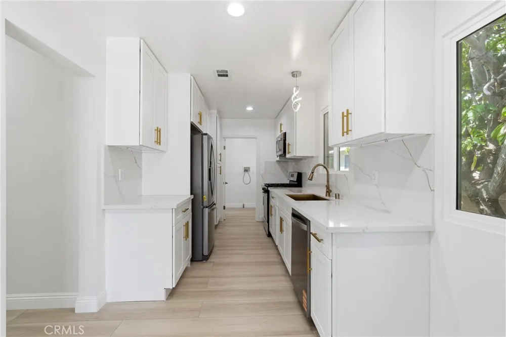 19649 Friar Tarzana, CA 91335