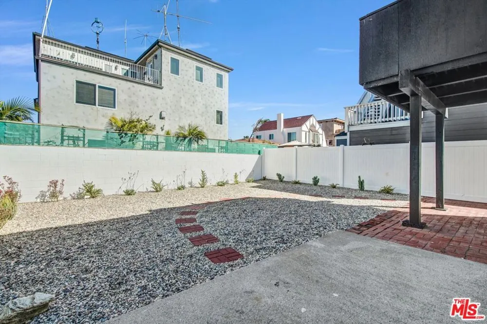 1083 Montauk Lane #1 Ventura, CA 93001