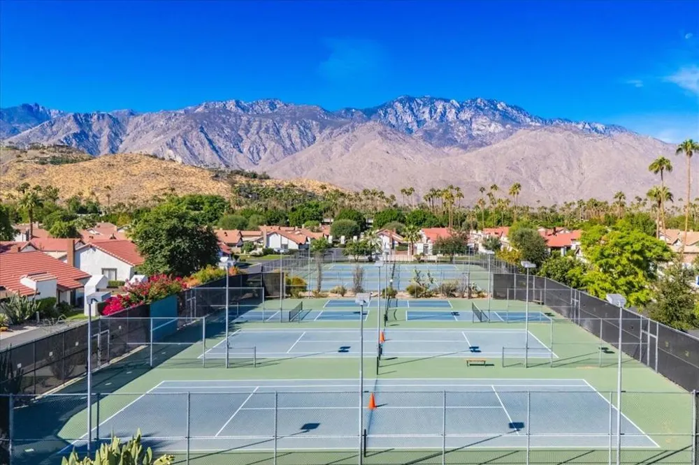 2389 E Miramonte Circle #B Palm Springs, CA 92264