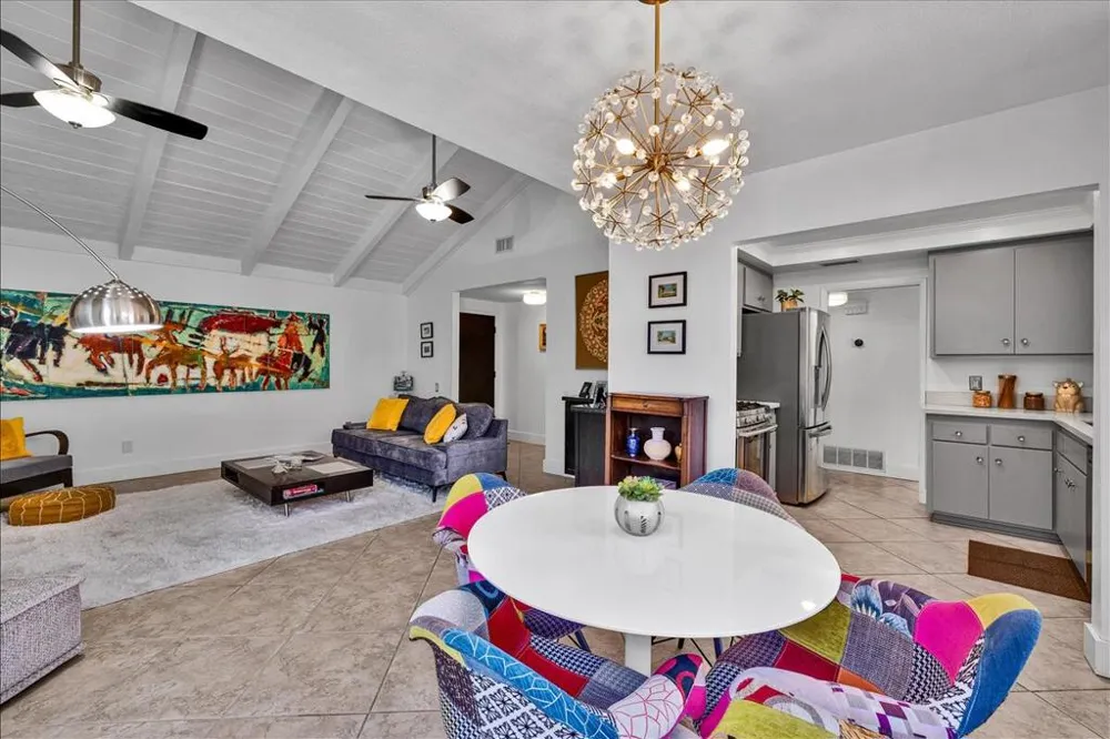 2389 E Miramonte Circle #B Palm Springs, CA 92264