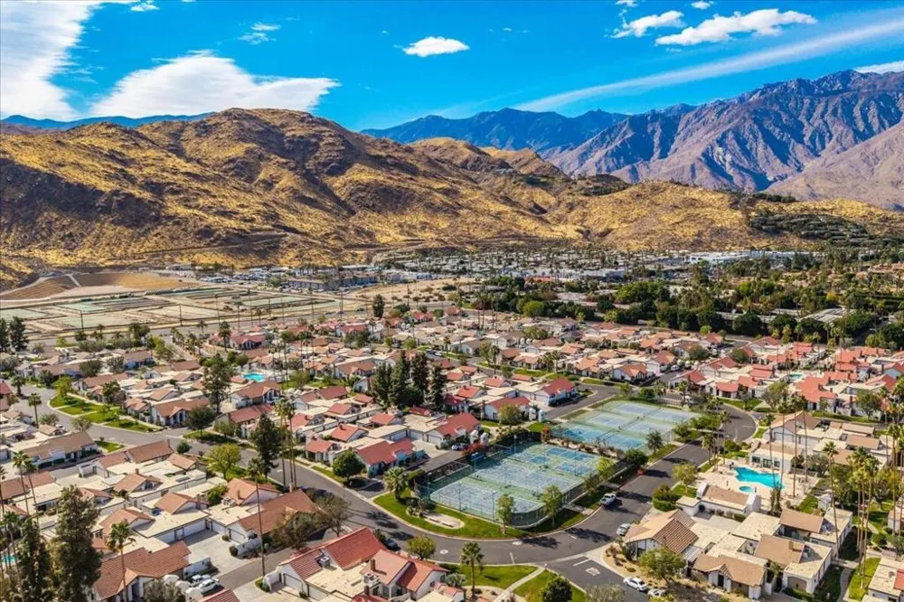 2389 E Miramonte Circle #B Palm Springs, CA 92264