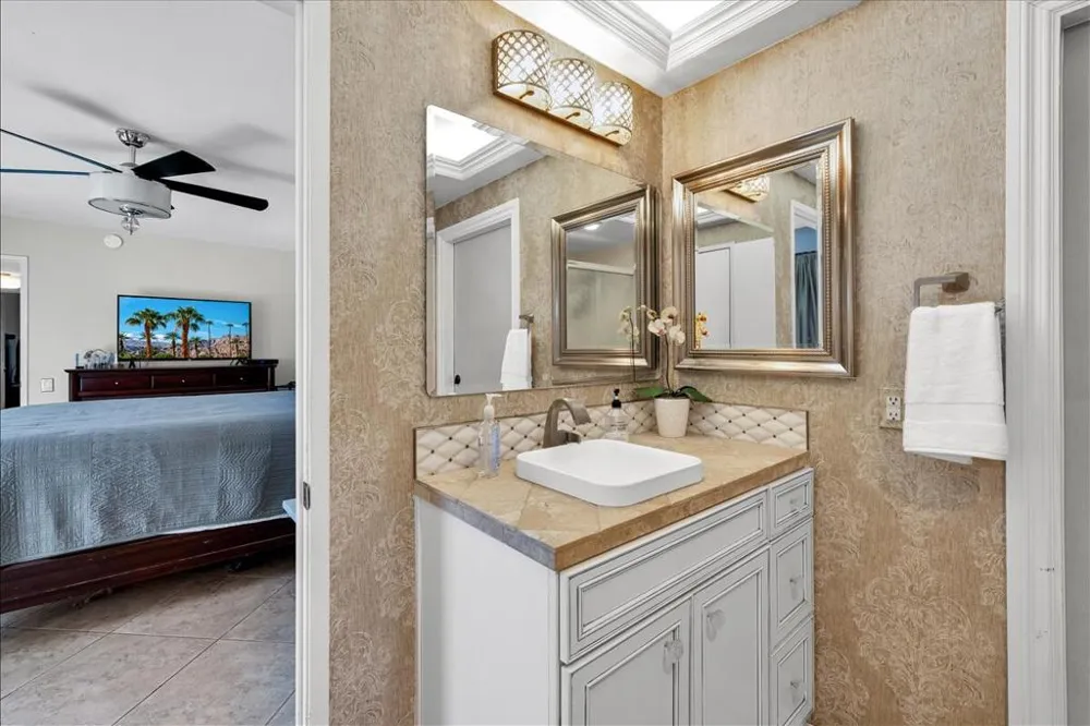 2389 E Miramonte Circle #B Palm Springs, CA 92264