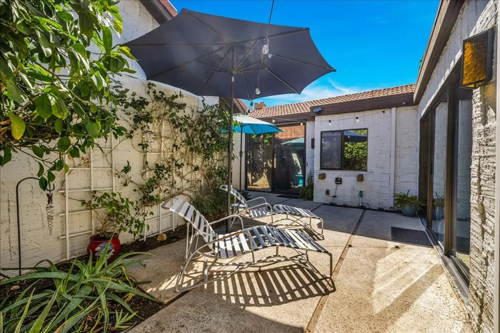 2389 E Miramonte Circle #B Palm Springs, CA 92264