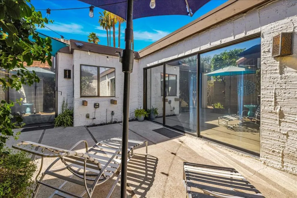 2389 E Miramonte Circle #B Palm Springs, CA 92264