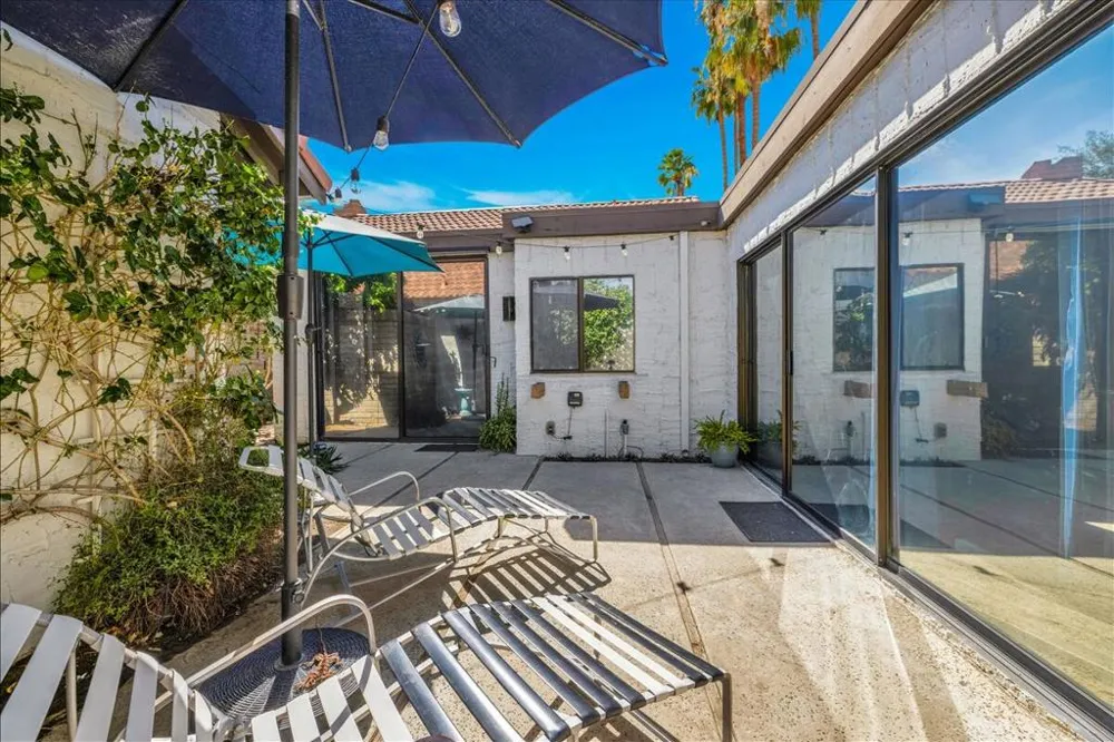 2389 E Miramonte Circle #B Palm Springs, CA 92264