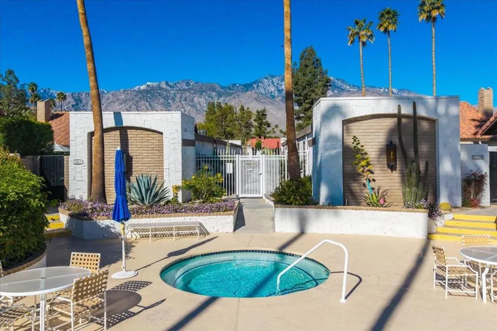2389 E Miramonte Circle #B Palm Springs, CA 92264