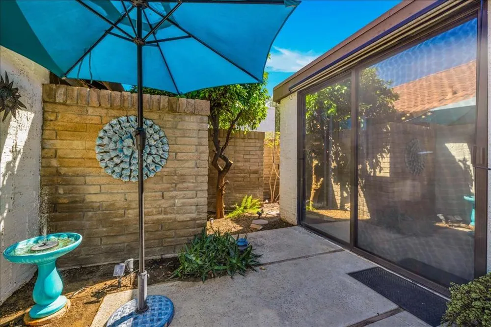 2389 E Miramonte Circle #B Palm Springs, CA 92264