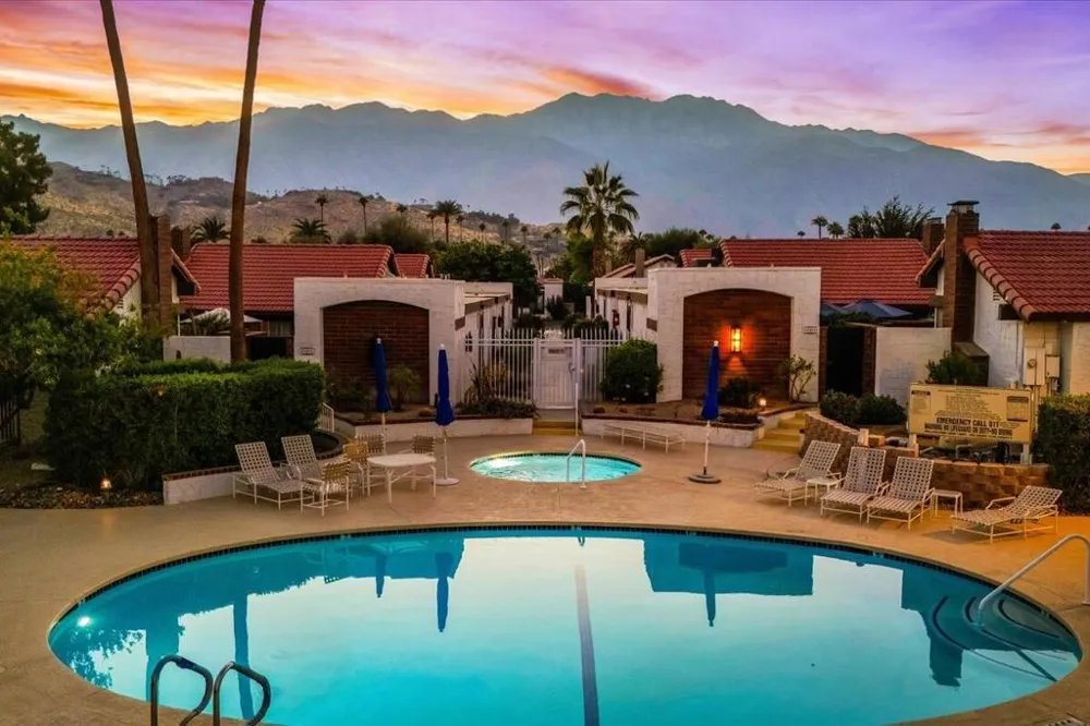 2389 E Miramonte Circle #B Palm Springs, CA 92264