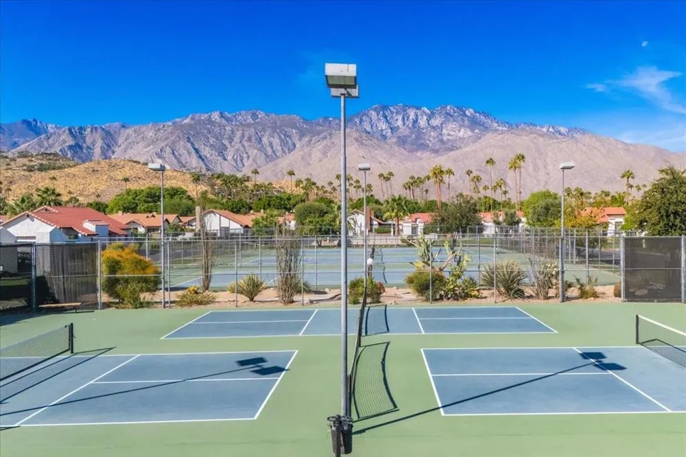 2389 E Miramonte Circle #B Palm Springs, CA 92264