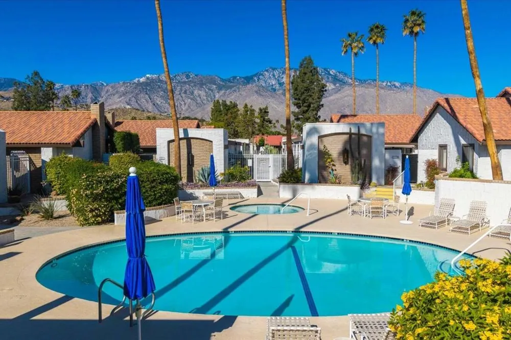 2389 E Miramonte Circle #B Palm Springs, CA 92264