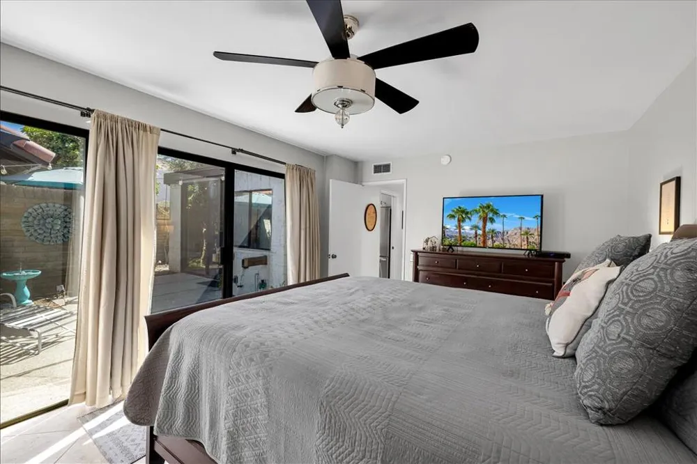 2389 E Miramonte Circle #B Palm Springs, CA 92264