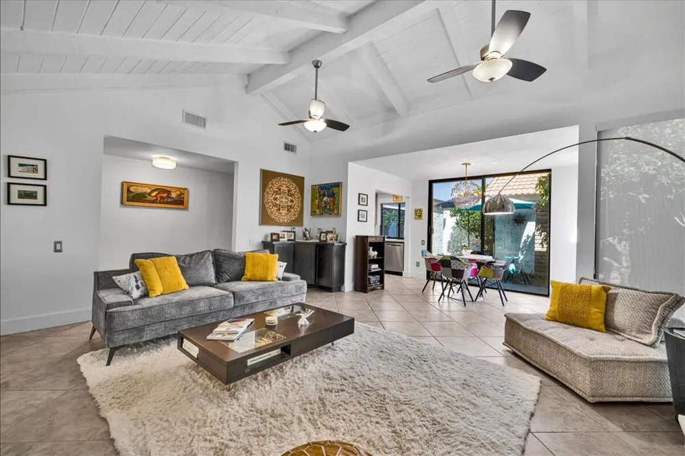 2389 E Miramonte Circle #B Palm Springs, CA 92264