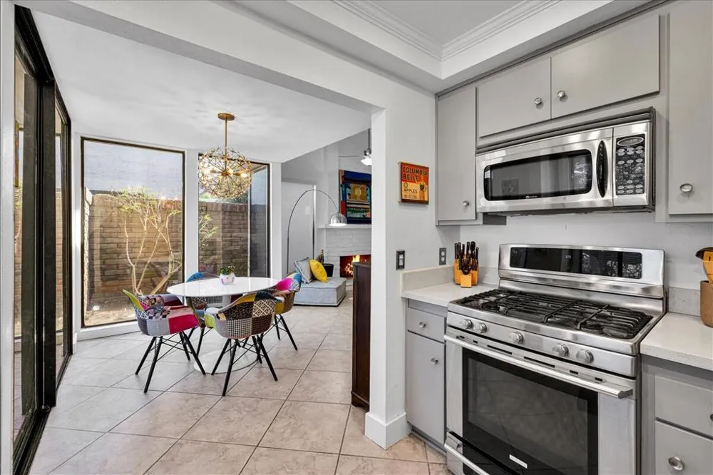 2389 E Miramonte Circle #B Palm Springs, CA 92264