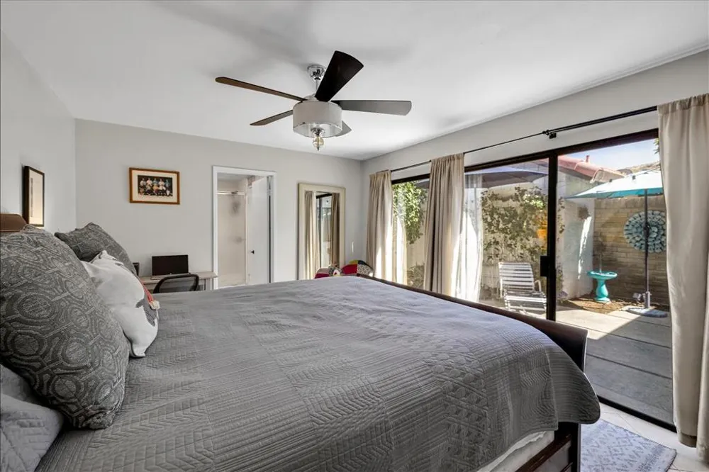 2389 E Miramonte Circle #B Palm Springs, CA 92264