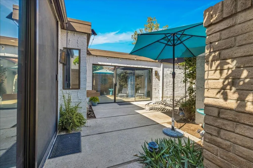 2389 E Miramonte Circle #B Palm Springs, CA 92264