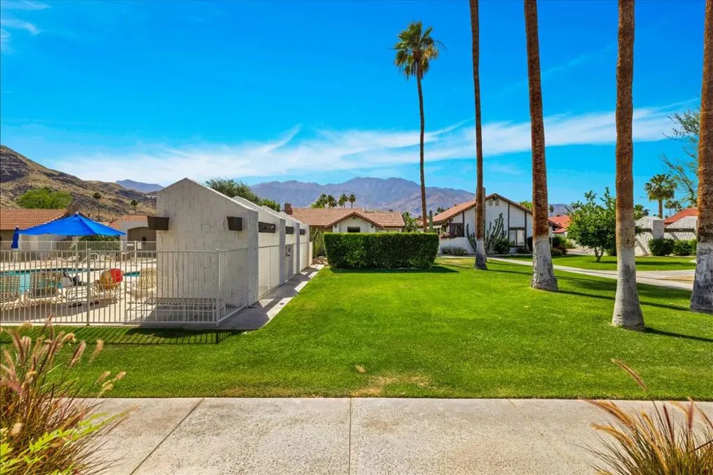 2389 E Miramonte Circle #B Palm Springs, CA 92264