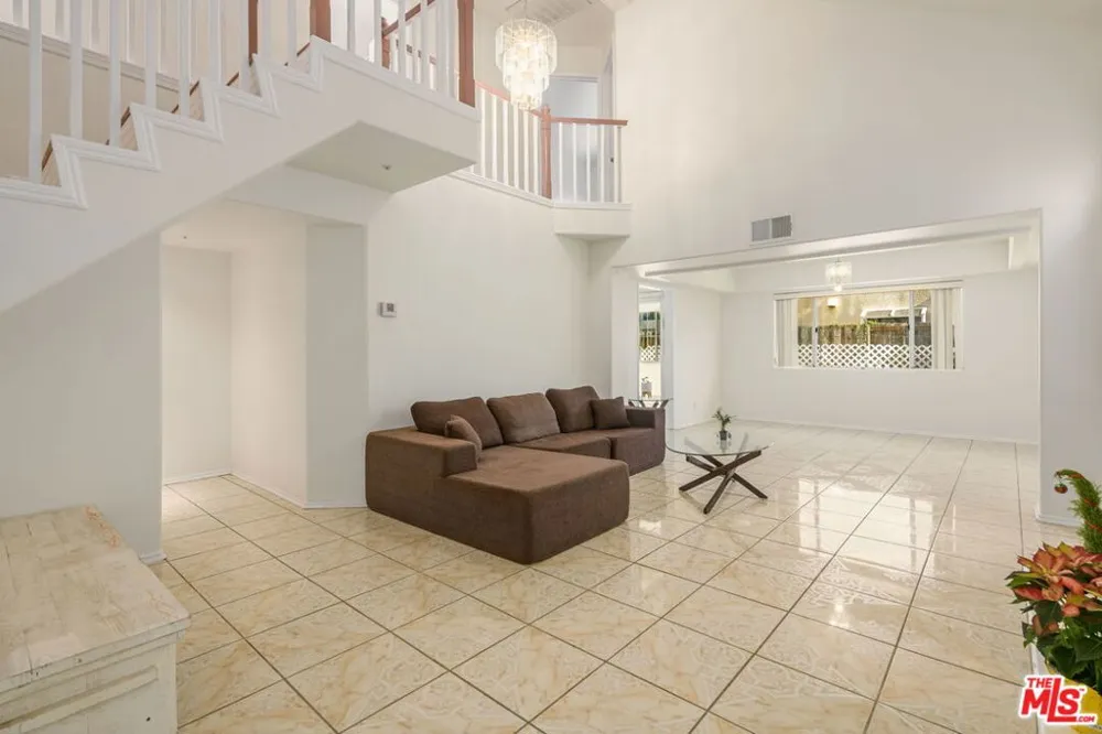 9152 Vincente Way North Hills, CA 91343