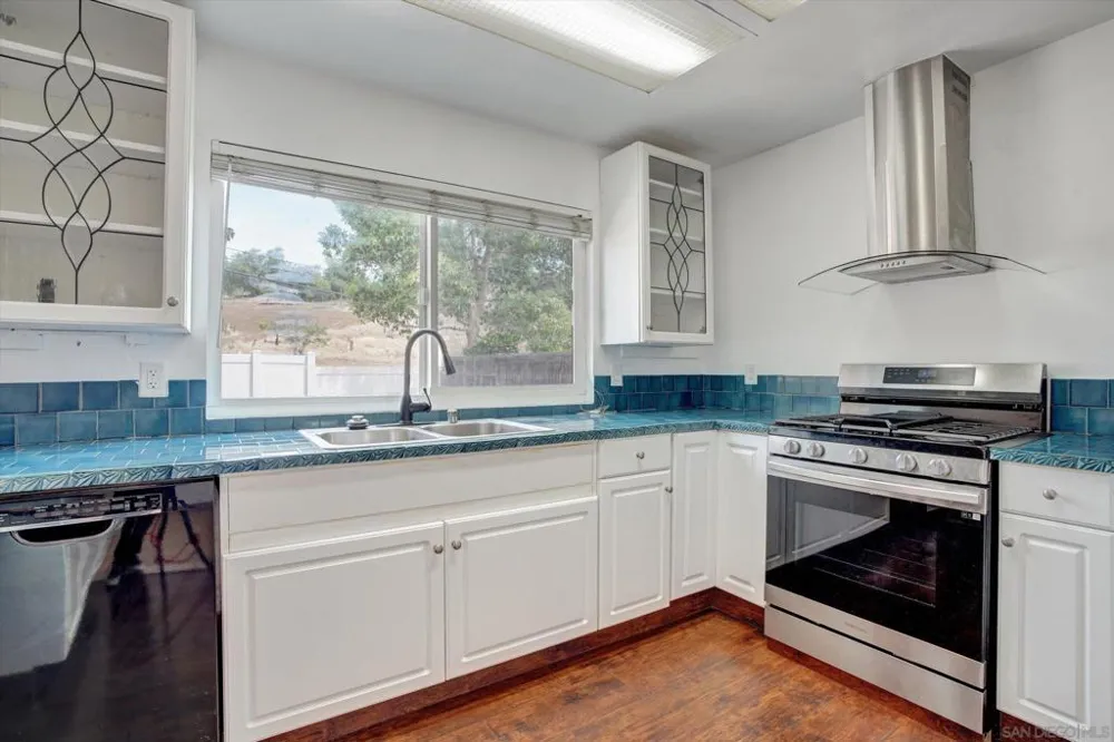 1350 Dos Hermanos Gln Escondido, CA 92027