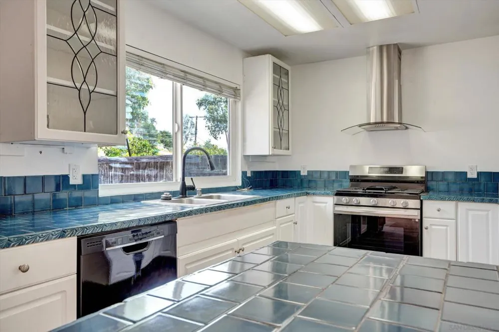 1350 Dos Hermanos Gln Escondido, CA 92027