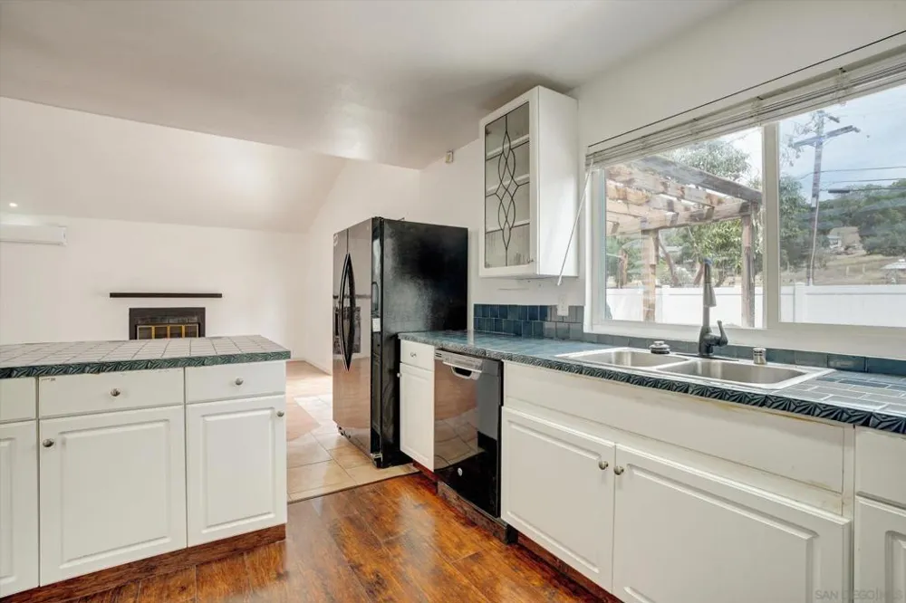 1350 Dos Hermanos Gln Escondido, CA 92027