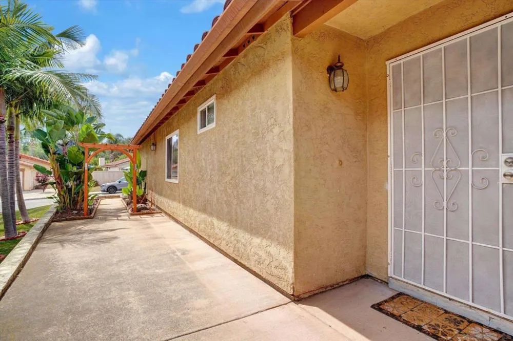 1350 Dos Hermanos Gln Escondido, CA 92027