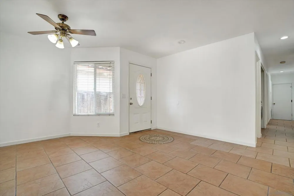 1350 Dos Hermanos Gln Escondido, CA 92027