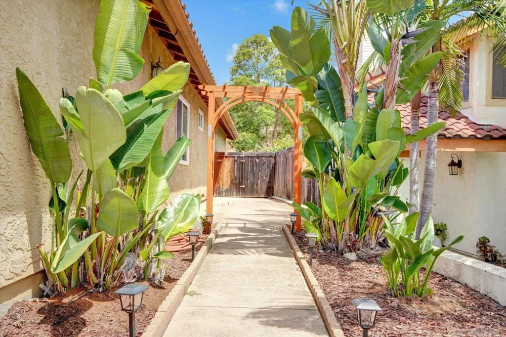 1350 Dos Hermanos Gln Escondido, CA 92027