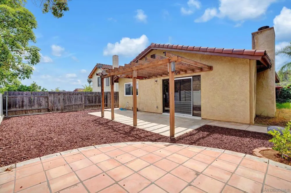 1350 Dos Hermanos Gln Escondido, CA 92027