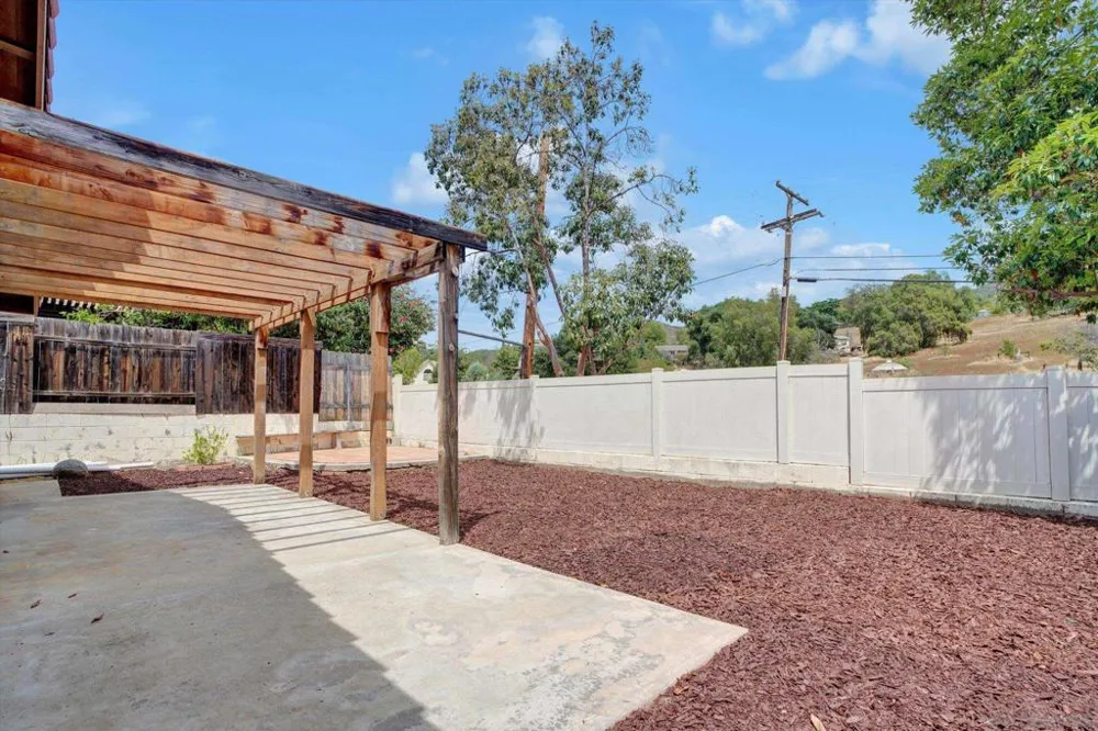 1350 Dos Hermanos Gln Escondido, CA 92027