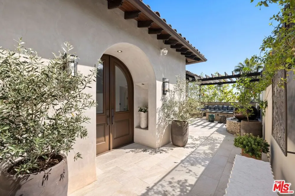 1380 Summitridge Place Beverly Hills, CA 90210