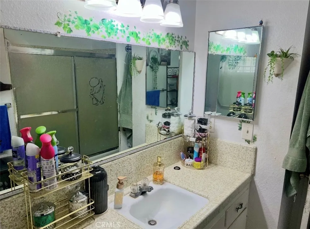 527 W Philadelphia Ontario, CA 91762
