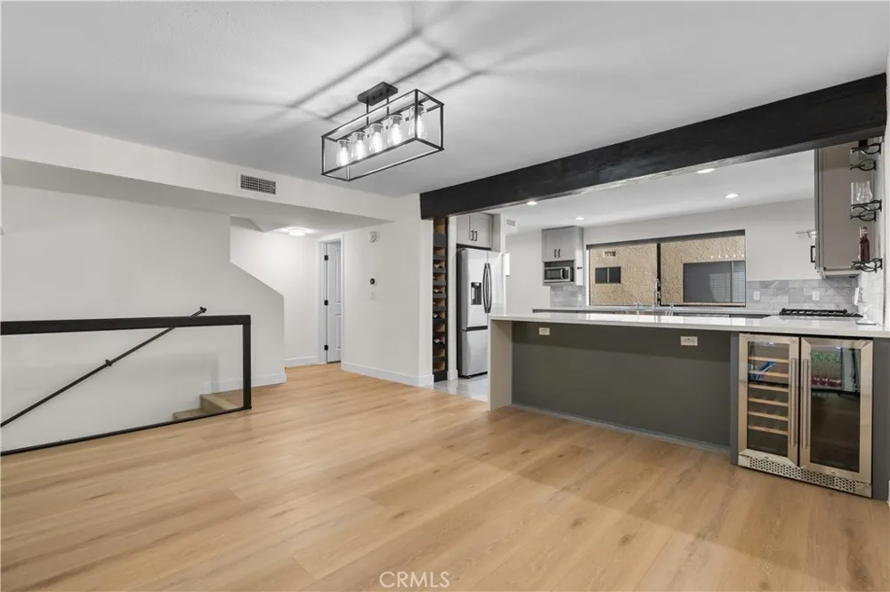 18417 Collins Street #D Tarzana, CA 91356