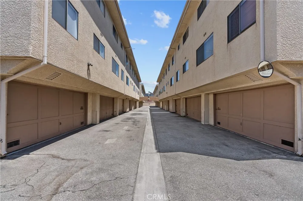 18417 Collins Street #D Tarzana, CA 91356