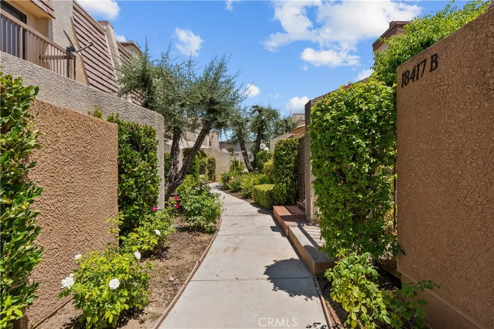 18417 Collins Street #D Tarzana, CA 91356