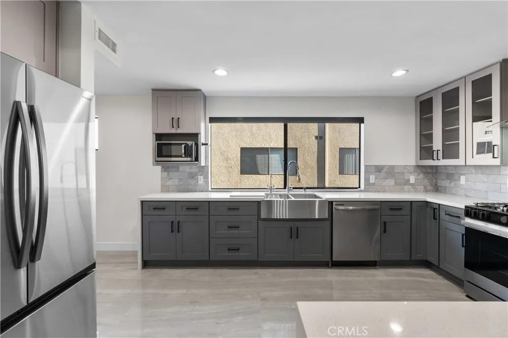 18417 Collins Street #D Tarzana, CA 91356