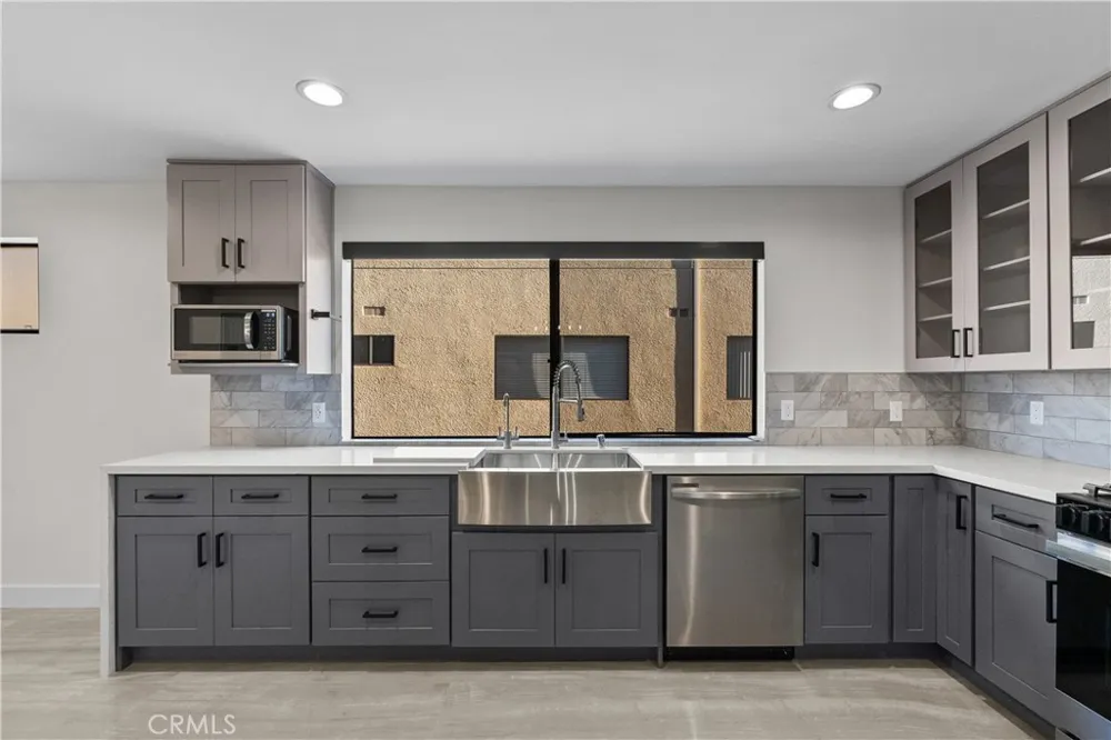 18417 Collins Street #D Tarzana, CA 91356