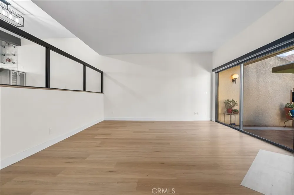 18417 Collins Street #D Tarzana, CA 91356