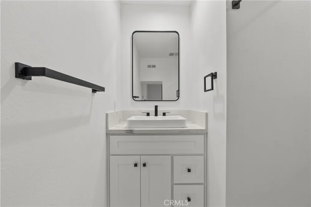 18417 Collins Street #D Tarzana, CA 91356