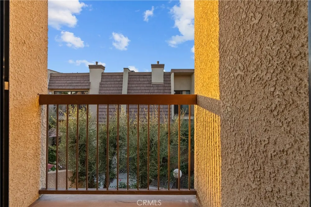18417 Collins Street #D Tarzana, CA 91356