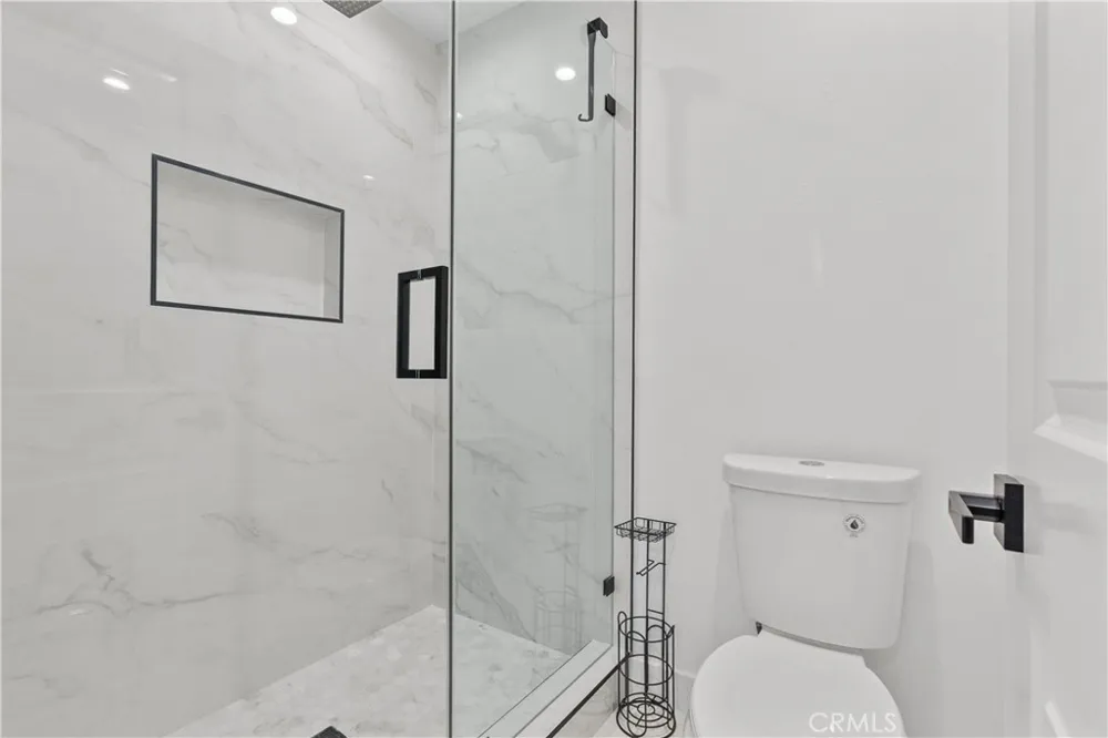 18417 Collins Street #D Tarzana, CA 91356