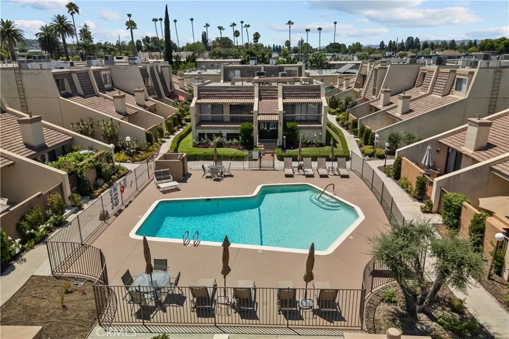 18417 Collins Street #D Tarzana, CA 91356