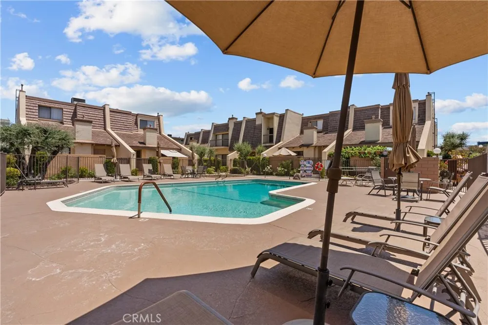 18417 Collins Street #D Tarzana, CA 91356